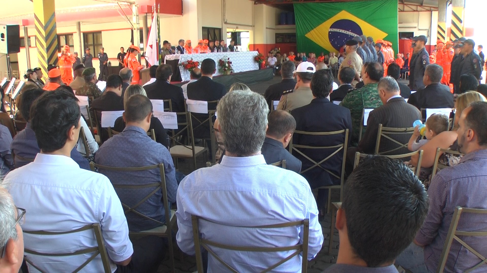 Imagem 2 da notícia: Presidente da Câmara recebe homenagem durante cerimônia de elevação do Corpo de Bombeiros à Companhia independente